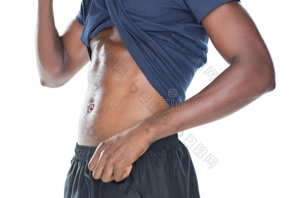 肌肉发达的男人露出腹肌的中间部分