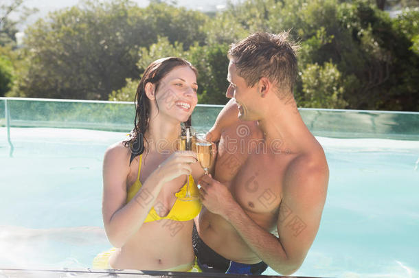 游泳池旁有香槟长笛伴奏