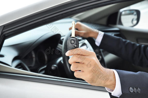 手握汽车钥匙-汽车销售和租赁业务