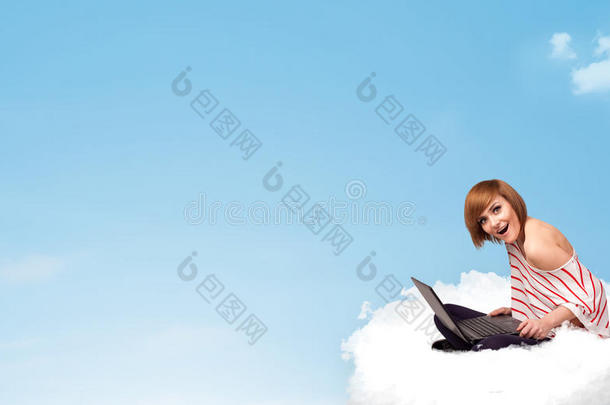 年轻女子拿着笔记本电脑坐在云端，有复印空间