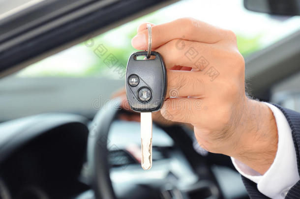手握汽车钥匙-汽车销售和租赁业务概念