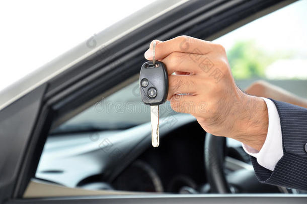 手握汽车钥匙-汽车销售和租赁业务概念