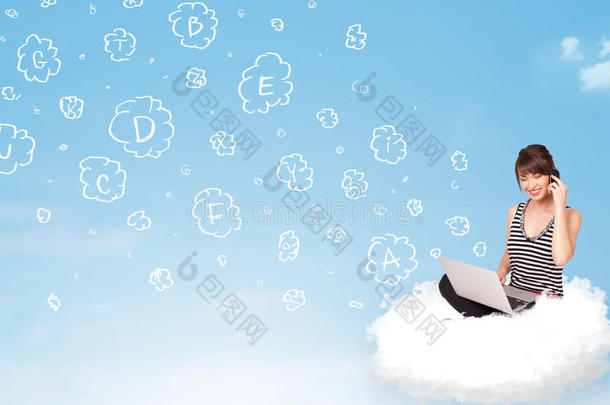 坐在云端的年轻女人拿着笔记本电脑