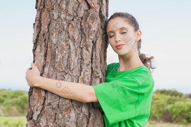 女环保人士拥抱树干