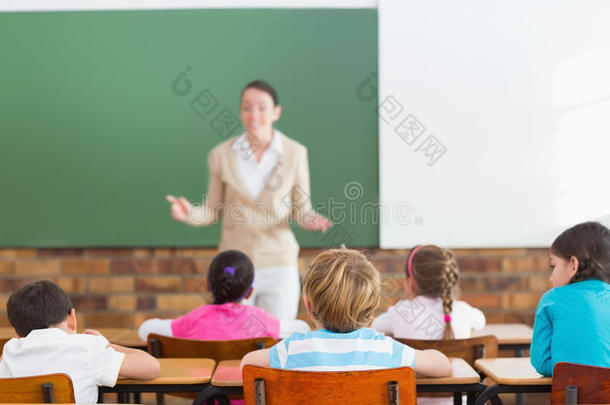 学生们在黑板前听老师讲课