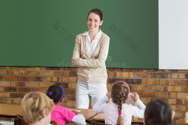 可爱的小学生在教室里听老师讲课