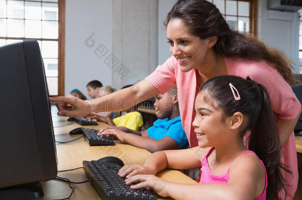 可爱的<strong>小学生</strong>和老师一起上电脑课