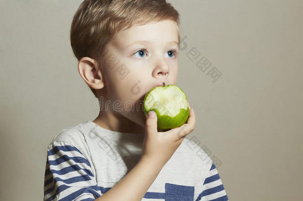 有趣的儿童饮食小苹果孩子。保健食品。水果