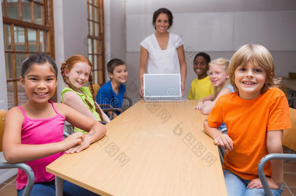 漂亮老师给学生看笔记本电脑