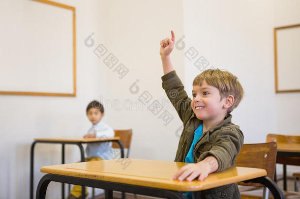 学生在课桌前举手