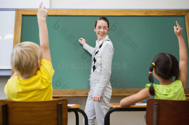 漂亮的老师<strong>在黑板上写字</strong>