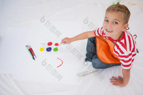 可爱的小男孩在教室的地板上画画