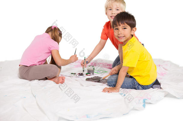 快乐的小孩子在地板上画画