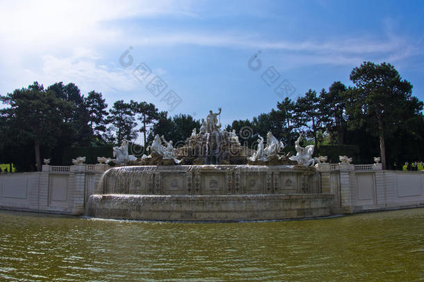 维也纳申布伦公园和宫殿前的海王星喷泉全景