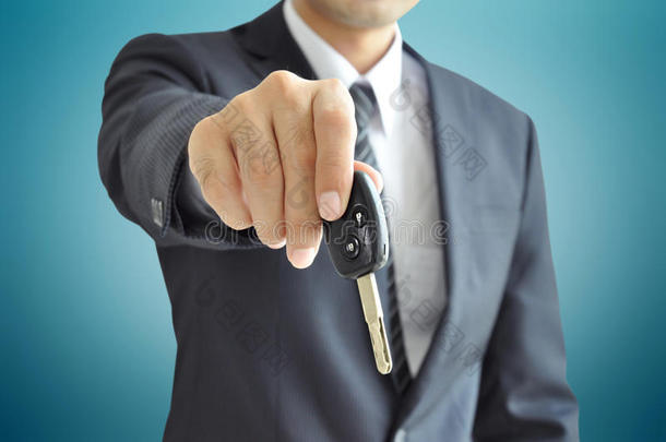 商人提供<strong>汽车钥匙</strong>-<strong>汽车</strong>销售和租赁概念