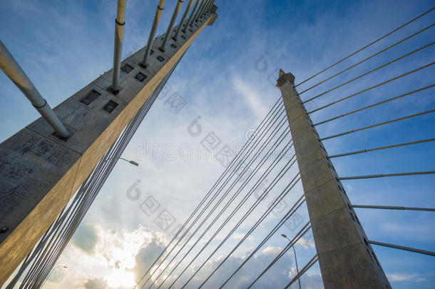 通过马六甲海峡连接<strong>槟城</strong>岛上的乔治镇和马来西亚大陆的塞伯朗普拉的大桥塔