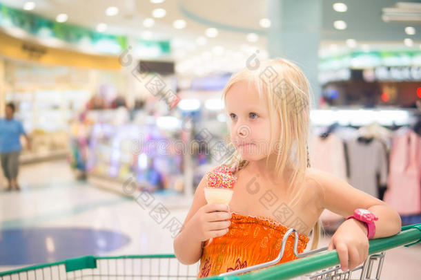 可爱女孩在店里吃水果冰淇淋彩虹洒