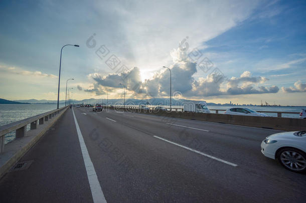 通过马六甲海峡连接<strong>槟城</strong>岛上的乔治镇和马来西亚大陆的塞伯朗普拉的大桥
