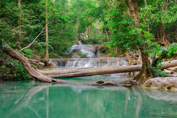 伊拉旺瀑布国家公园森林深处的瀑布