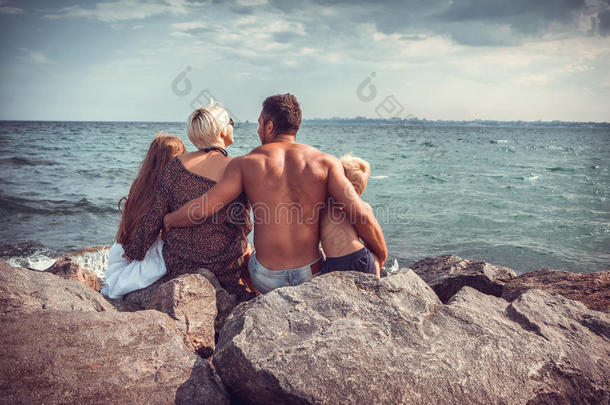 一家人住在海边的石头海岸上
