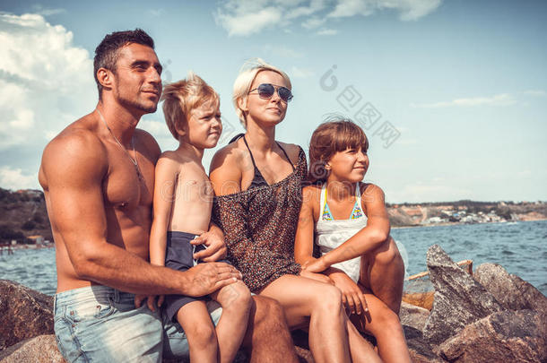 一家人住在海边的石头海岸上