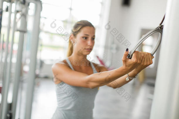 年轻女子在健身房训练