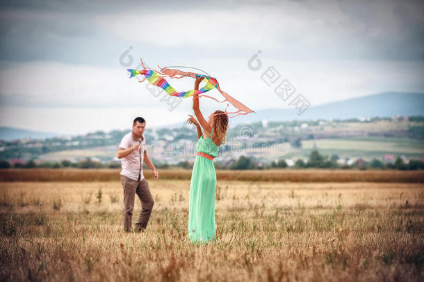 放风筝的年轻夫妇
