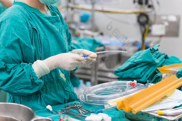 擦洗护士准备心脏直视手术的工具