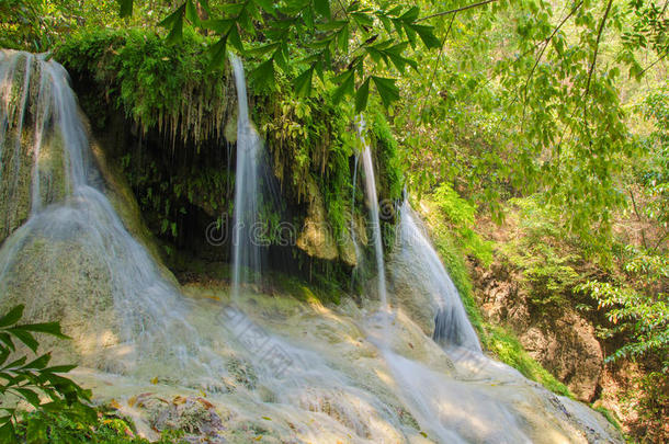 伊拉旺森林深处的瀑布