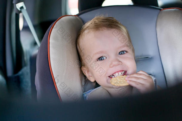 快乐的幼儿在车里