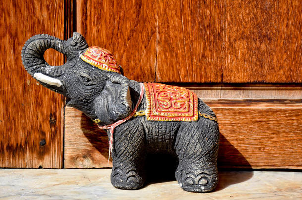 推门的大象雕像，泰国乌塔拉特，