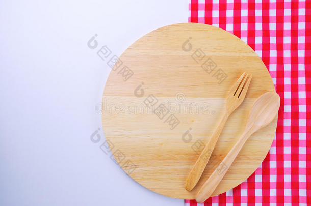 桌上的<strong>木板</strong>、<strong>桌布</strong>、勺子、叉子