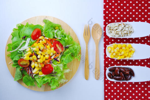 新鲜蔬菜沙拉配玉米、胡萝卜、西红柿、绿橡木、红豆和小米