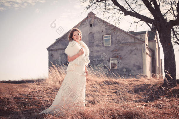 穿白裙子的<strong>女孩</strong>。公园里的新娘。复<strong>古风</strong>格的照片。神秘。