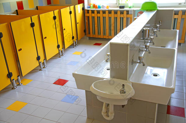 幼儿学校里为幼儿准备的小浴室和低水槽