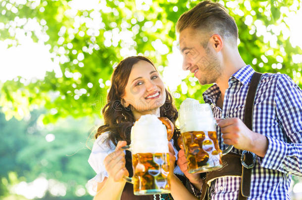 一对德国夫妇在喝啤酒