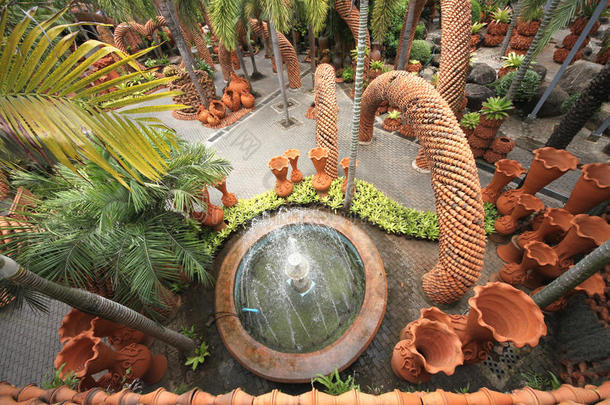在泰国芭堤雅市附近的农家乐热带植物园，从上面可以看到喷泉和花盆