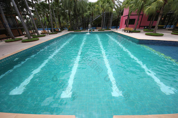 在泰国芭堤雅市附近的<strong>农家乐</strong>热带植物园，一个有着清澈的水和水里座位的大游泳池