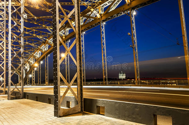 修建横跨涅瓦河的布尔什<strong>霍金</strong>斯基大桥