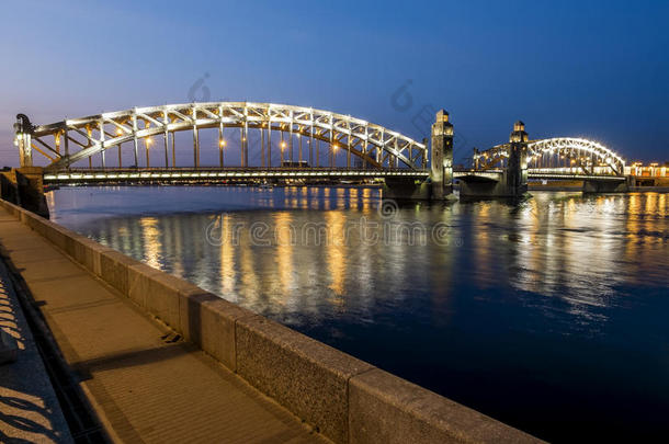 在圣彼得堡横跨涅瓦河的布尔什<strong>霍金</strong>斯基大桥