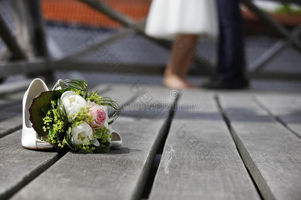 放在地板上的新娘花束