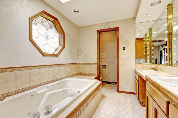 带镜子和<strong>瓷砖墙面</strong>装饰的象牙色浴室内部