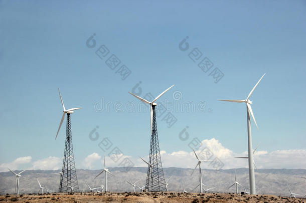 在南加州为人们发电的风车