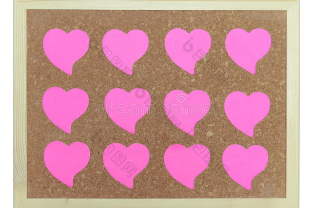 软木布告板上的粉色心形图案