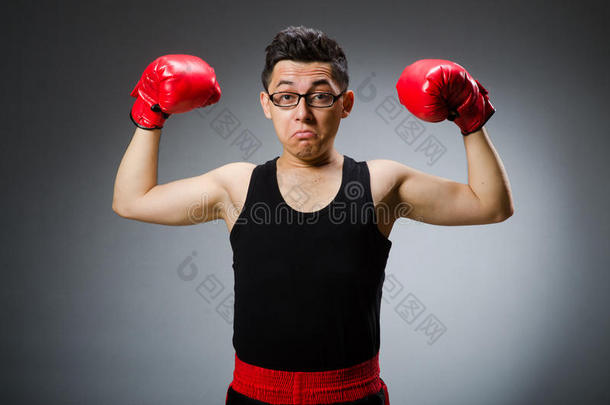 滑稽的拳击手戴着红手套