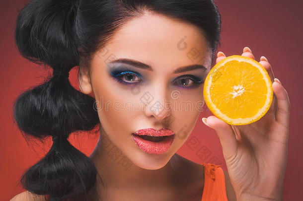 美<strong>女模</strong>特儿和多汁的橘子。