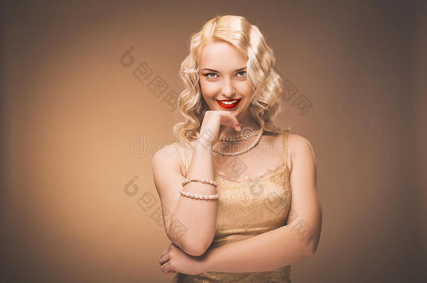 复古肖像画。一位穿着<strong>金色</strong>连衣裙的年轻女士。<strong>珍珠</strong>珠。