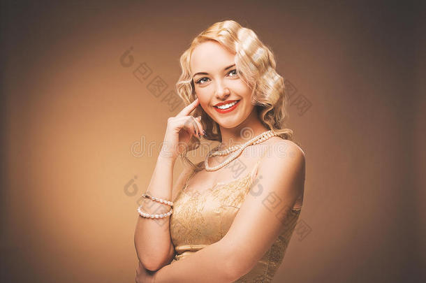复古肖像画。一位穿着金色<strong>连衣裙</strong>的年轻<strong>女士</strong>。珍珠珠。