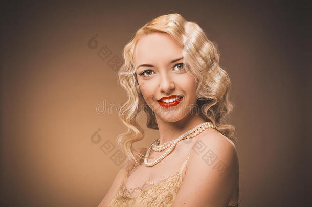复古肖像画。一位穿着金色连衣裙的年轻女士。珍珠珠。