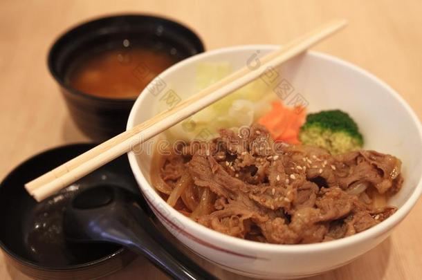 日式午餐套餐牛肉饭